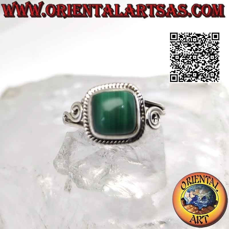 Anillo de plata con cabujón cuadrado de malaquita rodeado de entretejido y espiral en los laterales
