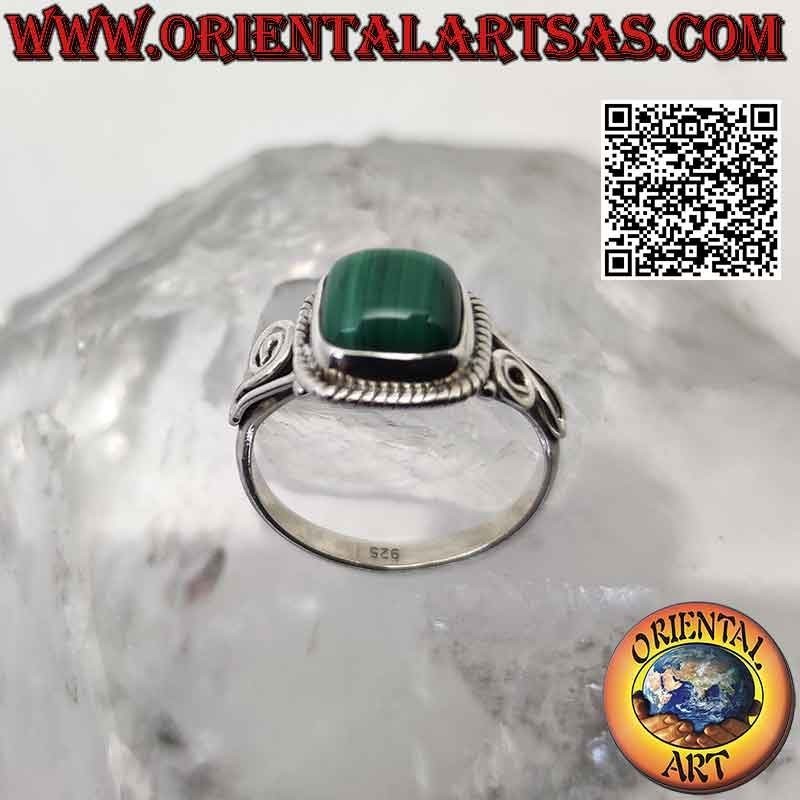 Silberring mit quadratischem Malachit-Cabochon, umgeben von Verflechtungen und Spiralen an den Seiten
