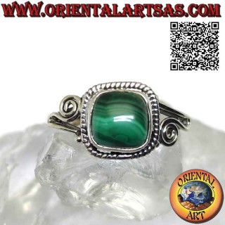 Anello in argento con malachite quadrata cabochon contornata da intreccio e spirale sui lati