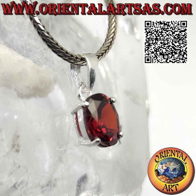 Ciondolo in argento con granato sfaccettato ovale incastonato su montatura liscia doppia