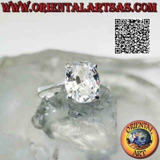 Anello in argento con zircone bianco sfaccettato ovale incastonato su montatura liscia doppia