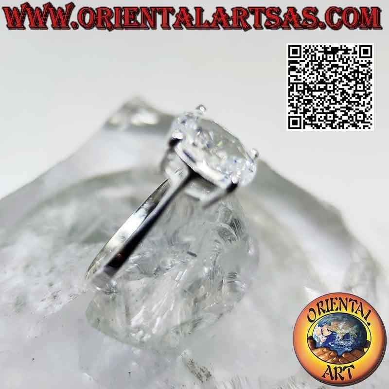 Anillo de plata con circonita blanca facetada ovalada engastada en doble engaste liso