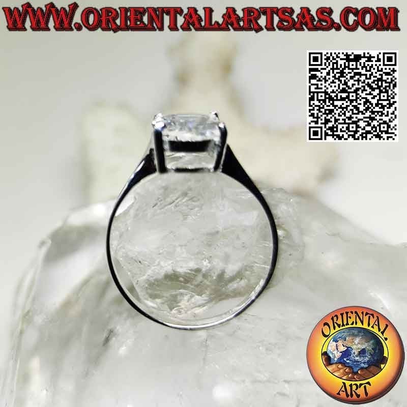 Anillo de plata con circonita blanca facetada ovalada engastada en doble engaste liso