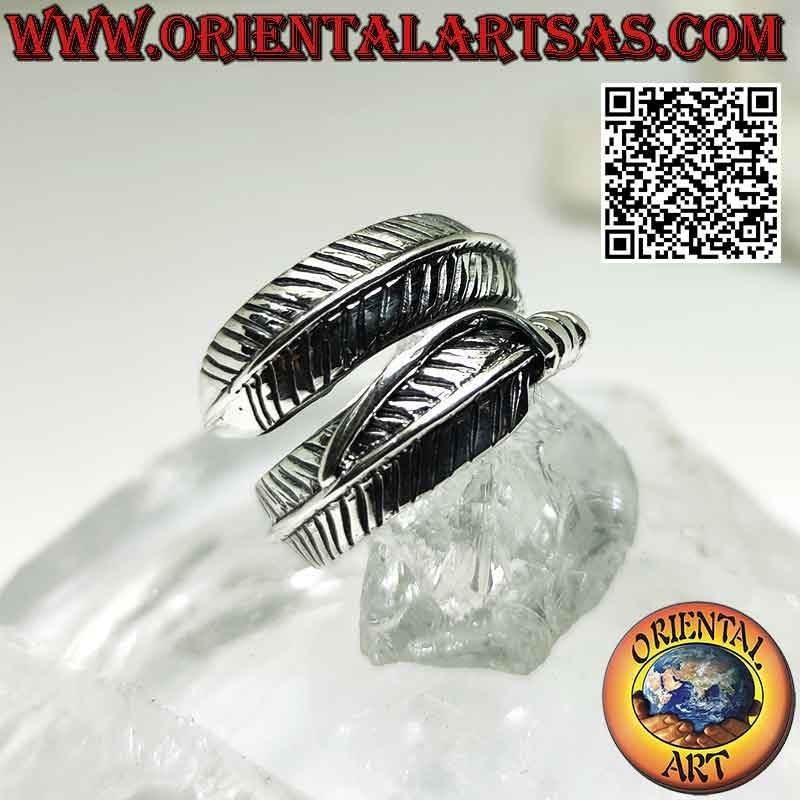 Anillo de plata con una pluma ajustable larga, redondeada y gruesa, símbolo de purificación