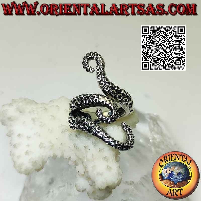 Silver ring, the three tentacles of the enveloping octopus (octopus) or octopus