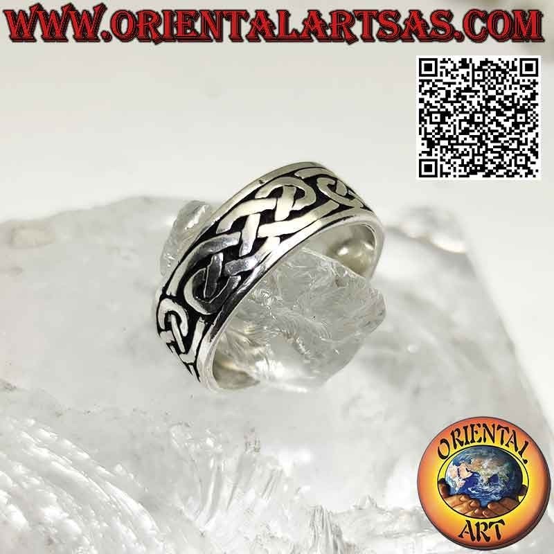 Anillo de banda de plata de 8 mm. con infinito tejido celta a menudo grabado