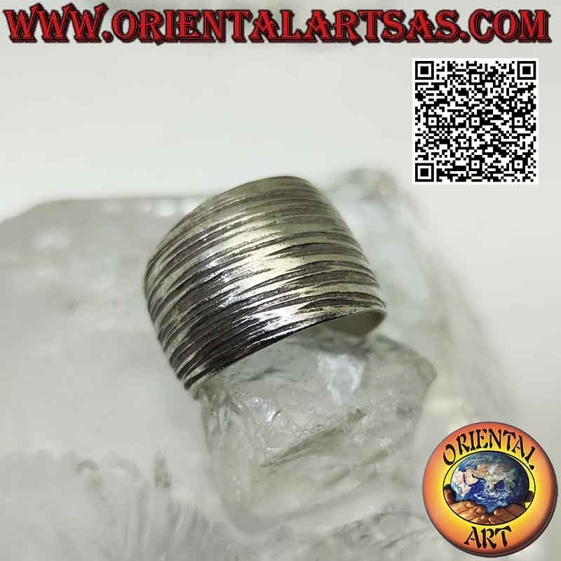 Anello in argento Karen a fascia larga bombata con righe orizzontali incise (regolabile)