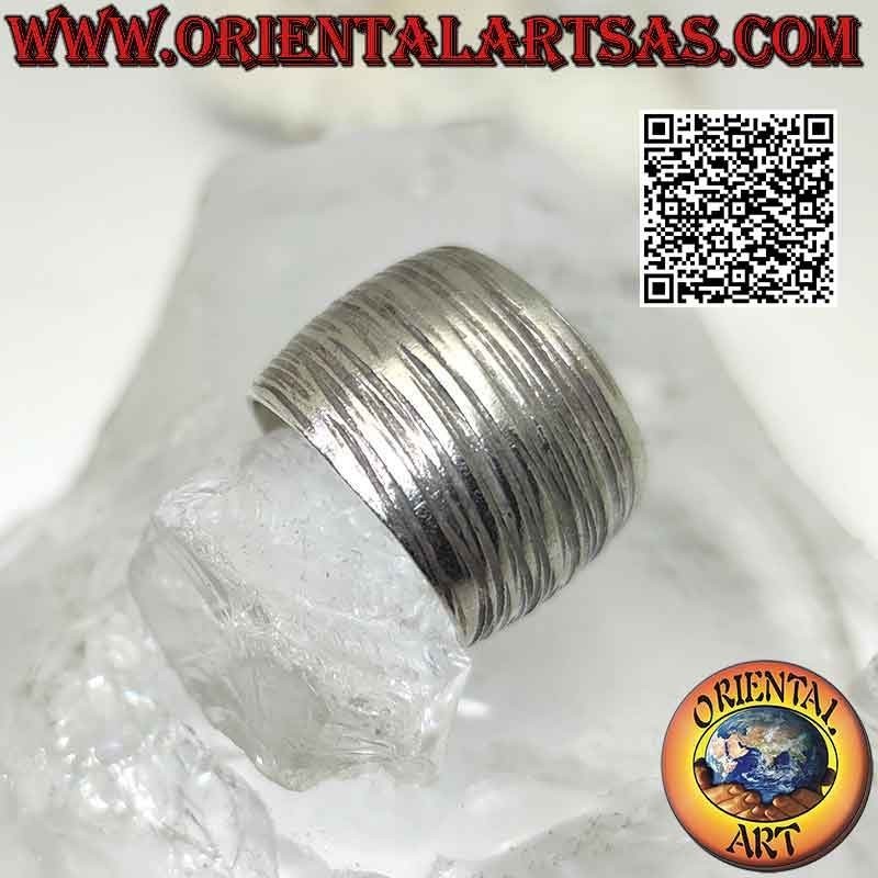 Bague en argent Karen avec large bande convexe avec lignes horizontales gravées (ajustable)