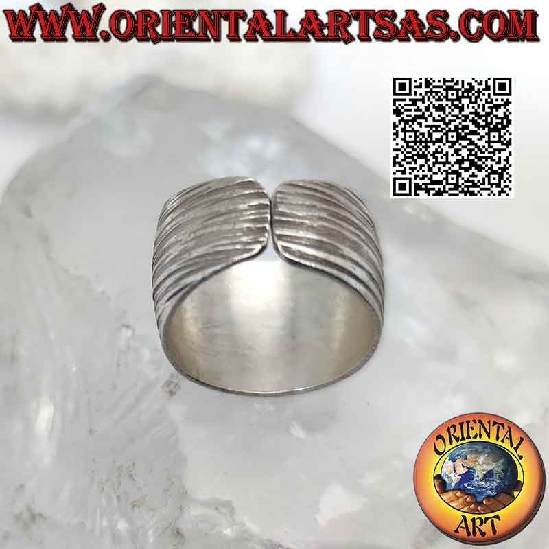 Anello in argento Karen a fascia larga bombata con righe orizzontali incise (regolabile)