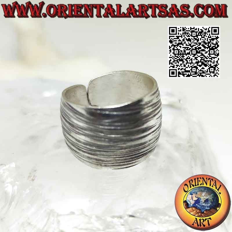 Anillo Karen de plata con banda ancha convexa con líneas horizontales grabadas (ajustable)