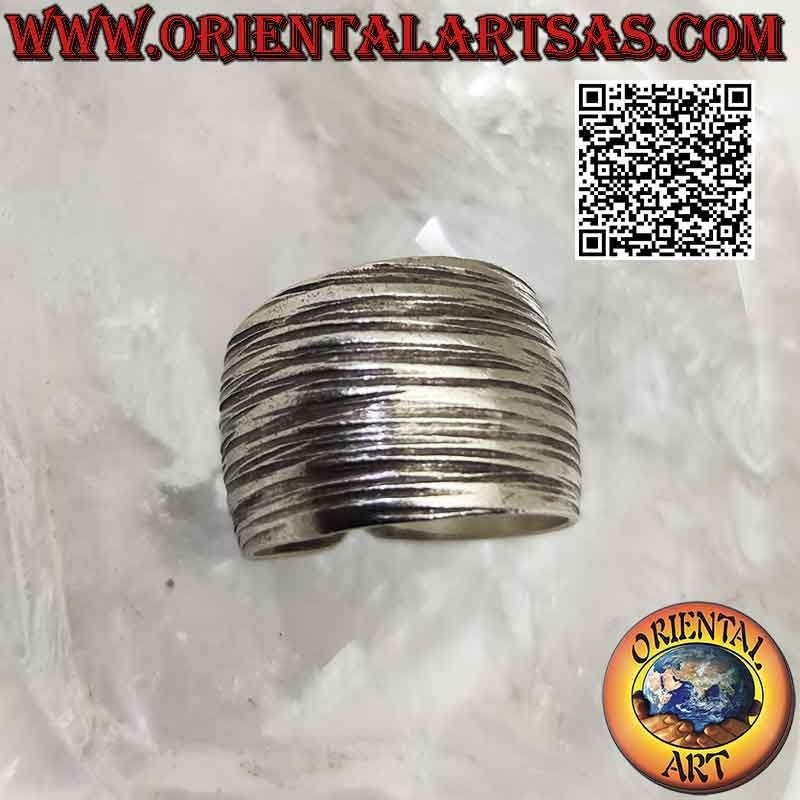 Anello in argento Karen a fascia larga bombata con righe orizzontali incise (regolabile)