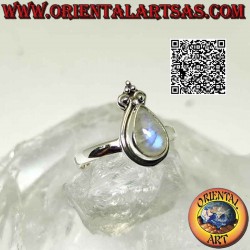 Anello in argento con pietra di luna arcobaleno a goccia cabochon, bordo liscio e giglio a corona