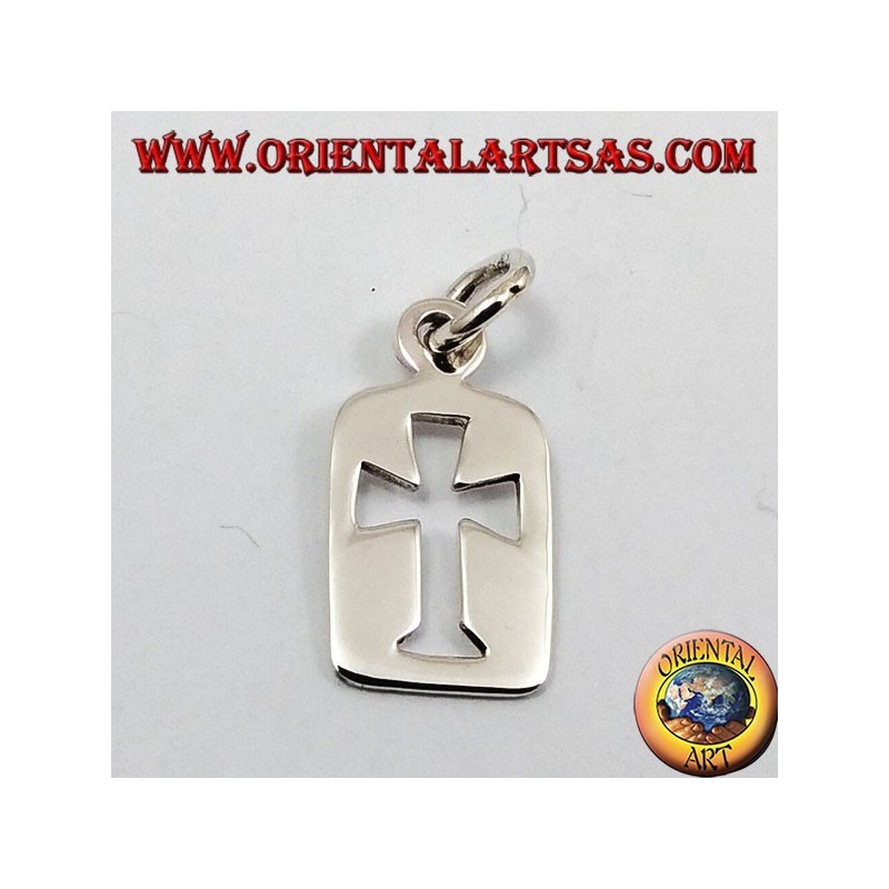 sculpté pendentif croix dans une plaque d'argent