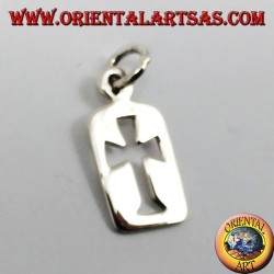 sculpté pendentif croix dans une plaque d'argent