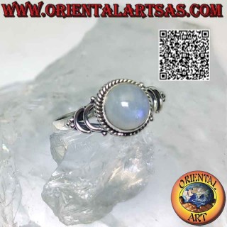 Anillo de plata con cabujón redondo piedra luna arcoíris rodeado de entretejido y doble gancho en U
