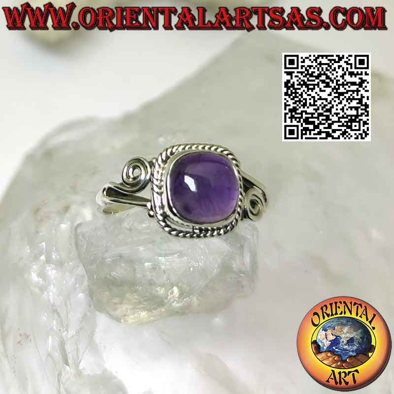 Anello in argento con ametista quadrata cabochon contornata da intreccio e spirale asimmetrica sui lati