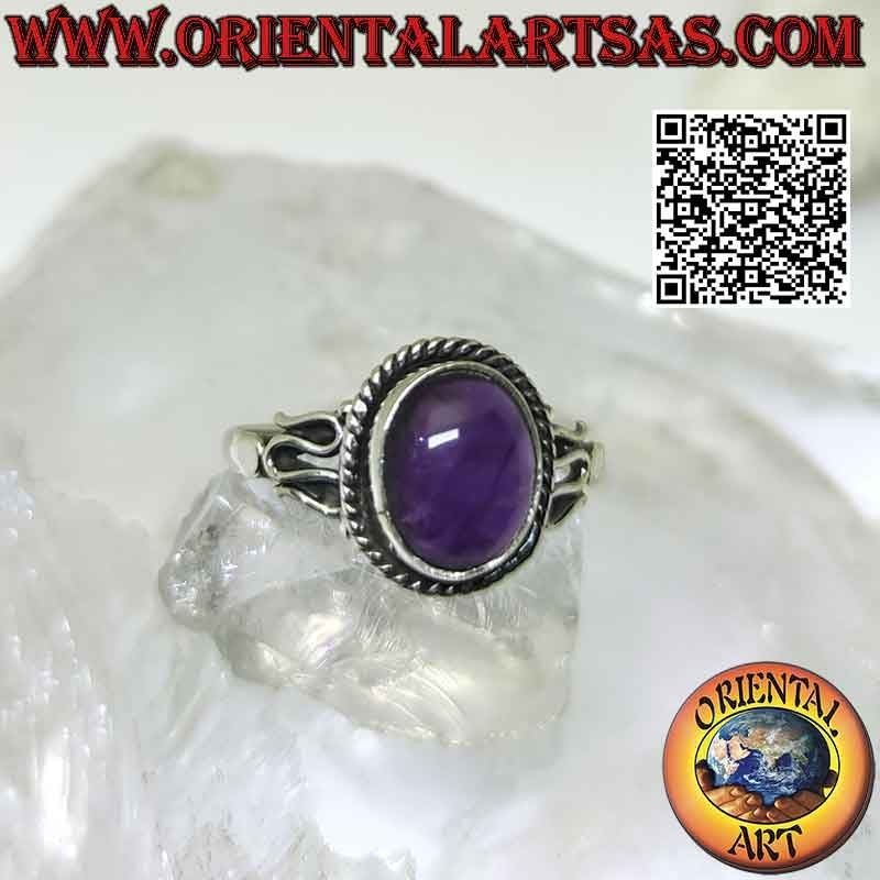 Silberring mit ovalem Cabochon-Amethyst und Serpentin an den Seiten
