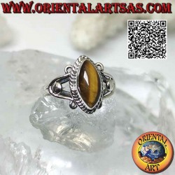 Bague en argent avec cabochon oeil de tigre en navette sur une monture en U