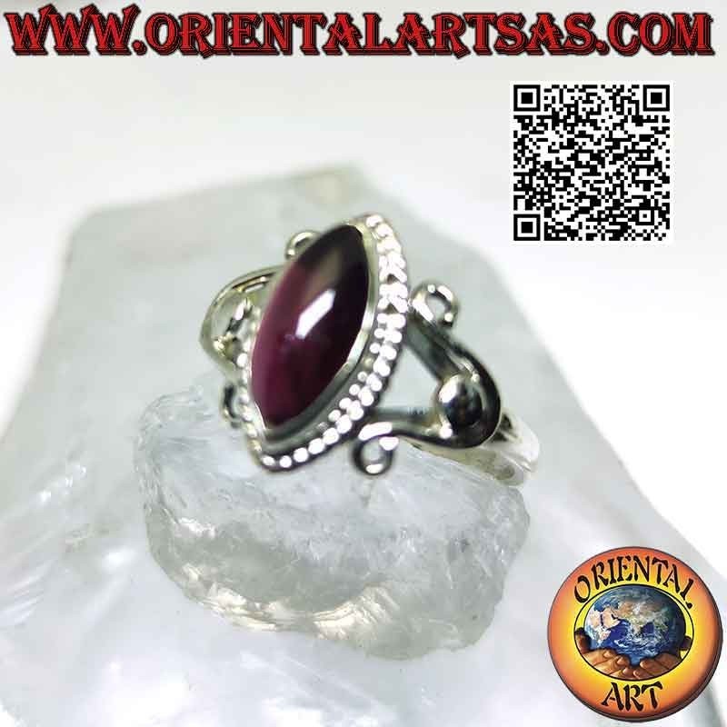 Anello in argento con granato cabochon a navetta su montatura a V