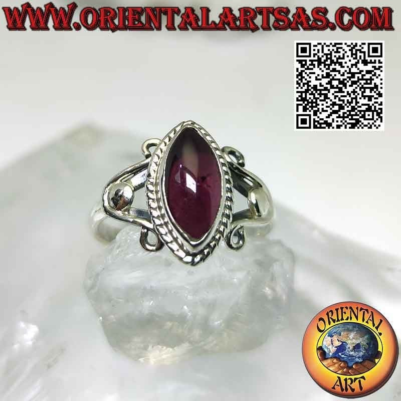 Anello in argento con granato cabochon a navetta su montatura a V