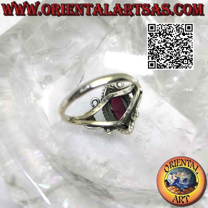Anillo de plata con granate cabujón lanzadera en engaste con ganchos en U