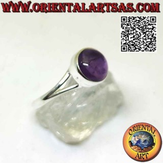 Anello in argento con ametista tondo cabochon su montatura liscia agganciata a due