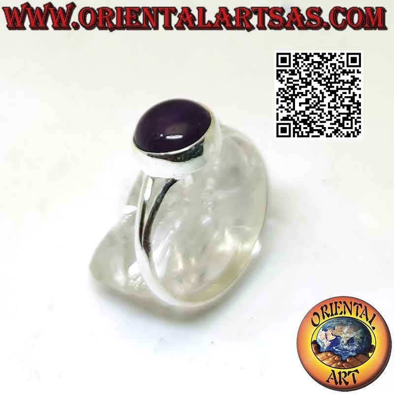 Bague en argent avec améthyste cabochon rond sur monture lisse