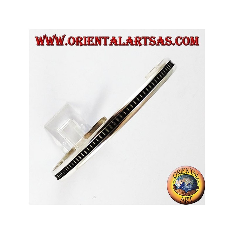 Bracelet argenté serré, motif binaire