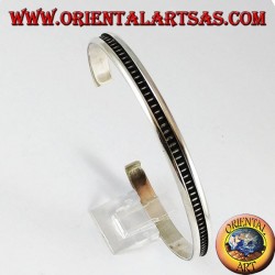 Bracelet argenté serré, motif binaire