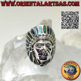 Bague en argent, tête d'Indien amérindien avec visage sculpté et grande coiffe en plumes d'ormeau (paua)