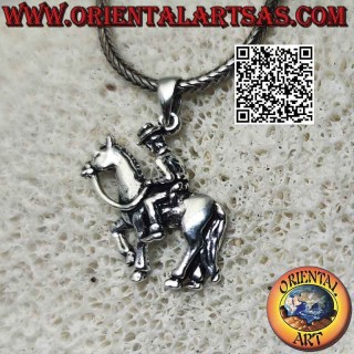 Ciondolo in argento a forma di cowboy a cavallo di profilo
