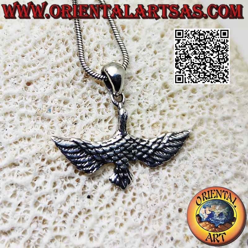Garza colgante de plata en vuelo con alas extendidas (vista superior)