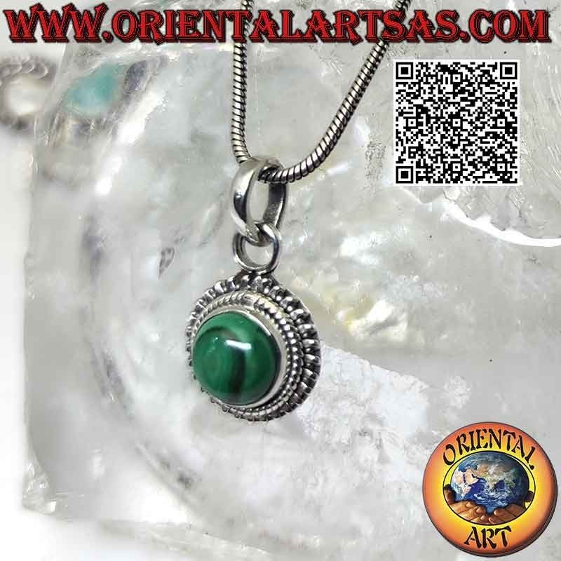 Colgante de plata con malaquita redonda, inserciones entrelazadas y lisas