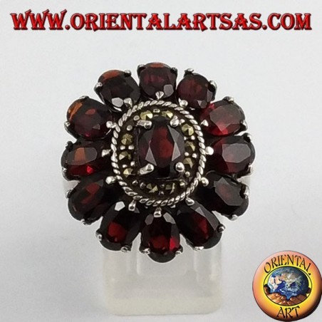 Anello d'argento ovale con 13 Granati naturali ovali sfaccettati e marcassiti