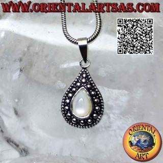 Colgante de plata con nácar en forma de pera y decoración de bolas en relieve