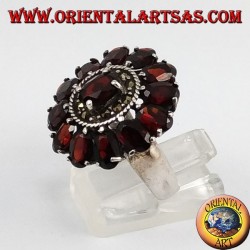 Anillo de plata oval, con ovalada facetas 13 granates natural y marcasita