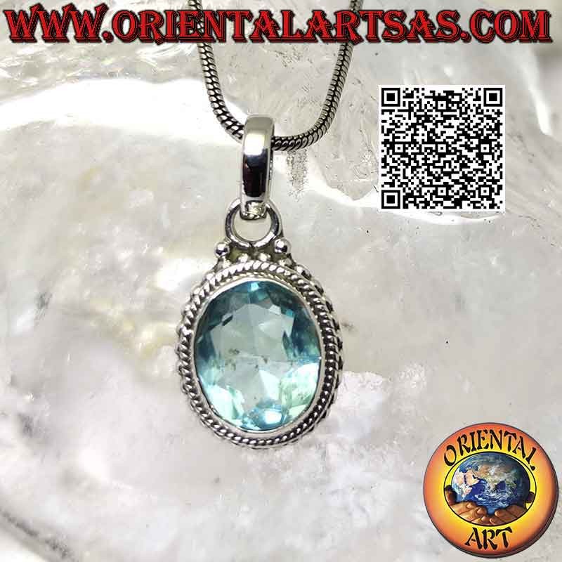 Silberanhänger mit facettiertem ovalem Blautopas, umgeben von Verflechtungen und Kugeln