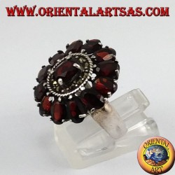 Anillo de plata oval, con ovalada facetas 13 granates natural y marcasita