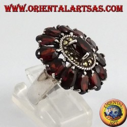 Bague en argent ovale, avec 13 grenats naturel ovale à facettes et marcassite