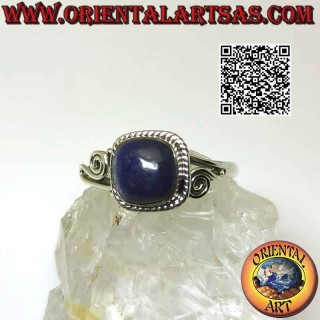 Anello in argento con lapislazzulo cabochon contornata da intreccio e spirale asimmetrica sui lati