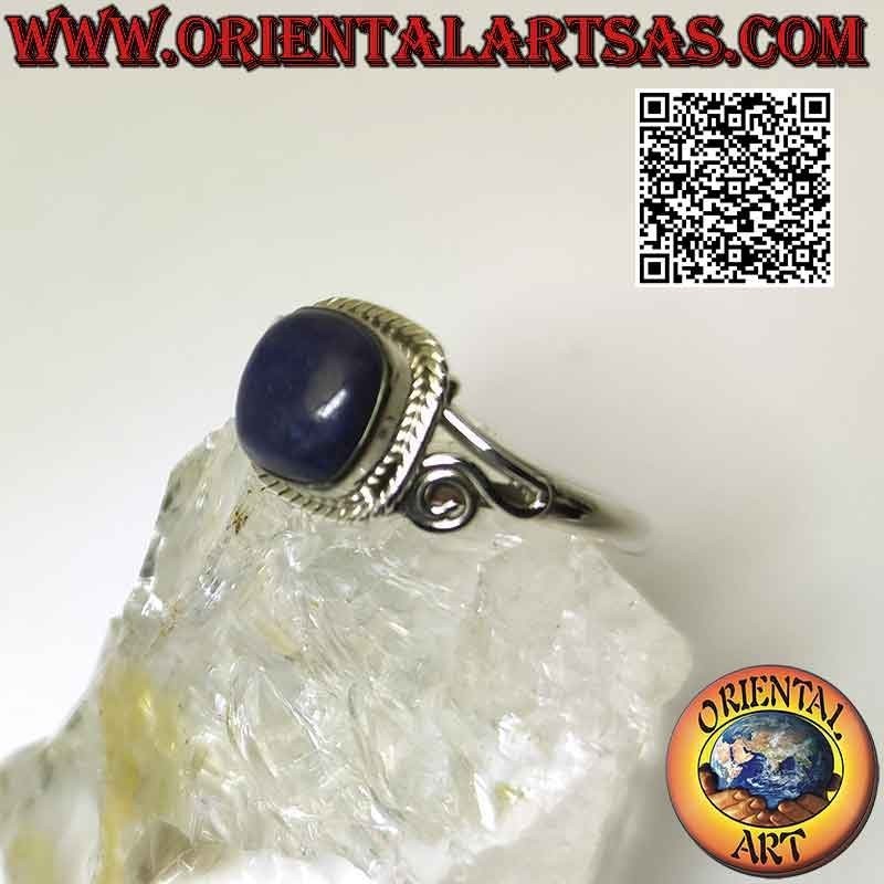 Anillo en plata y lapislázuli rodeado de entrecruzamiento asimétrico y espiral