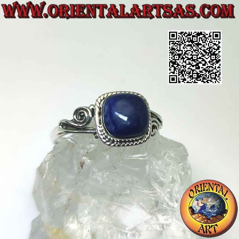 Anello in argento e lapislazzulo contornata da intreccio e spirale asimmetrici