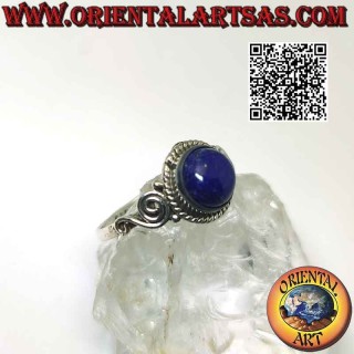 Silberring mit rundem Lapislazuli umgeben von Kugeln und Spiralen