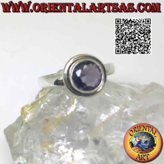Anello in argento con ametista tonda sfaccettata rialzata con bordo liscio sporgente
