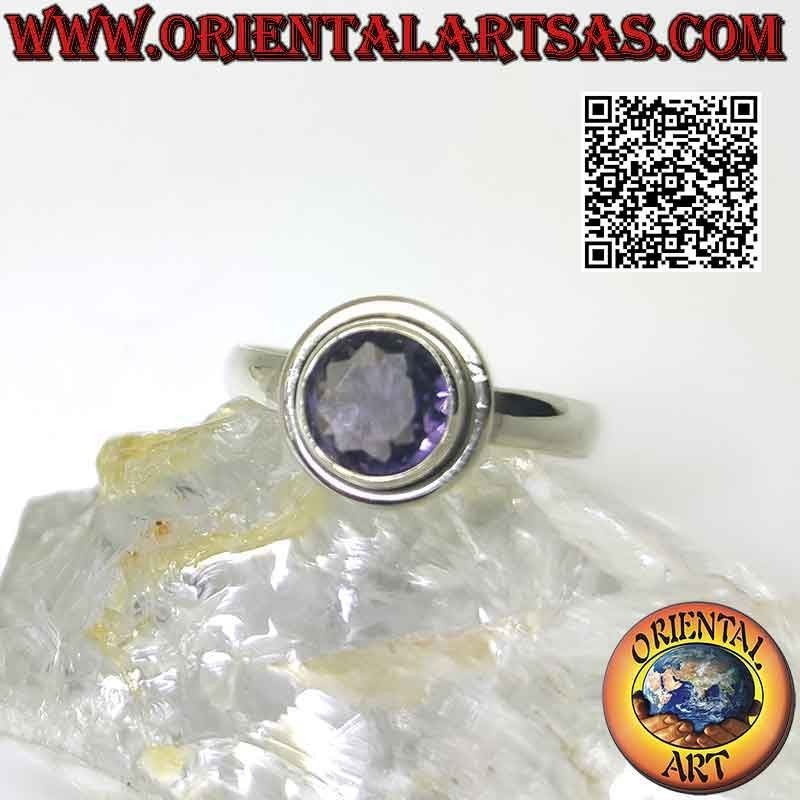 Anillo de plata con amatista redonda facetada en relieve y filo