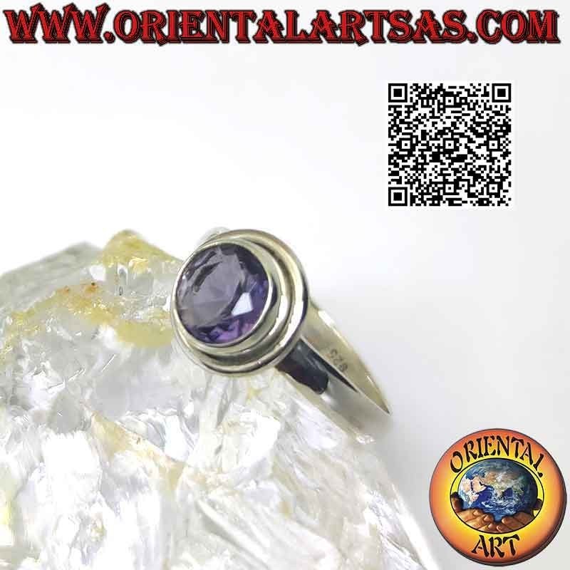 Bague en argent avec améthyste ronde à facettes en relief et bord