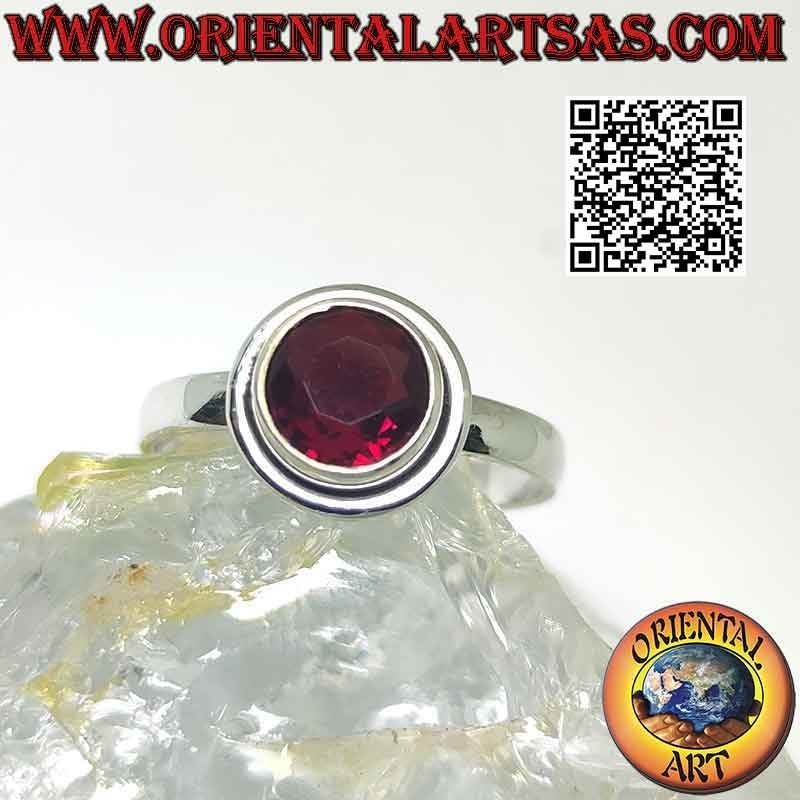 Bague en argent avec grenat rond facetté en relief