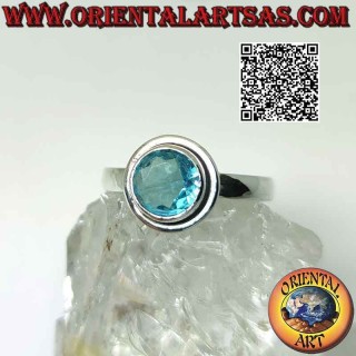 Anello in argento con topazio tondo sfaccettato rialzato con bordo liscio sporgente