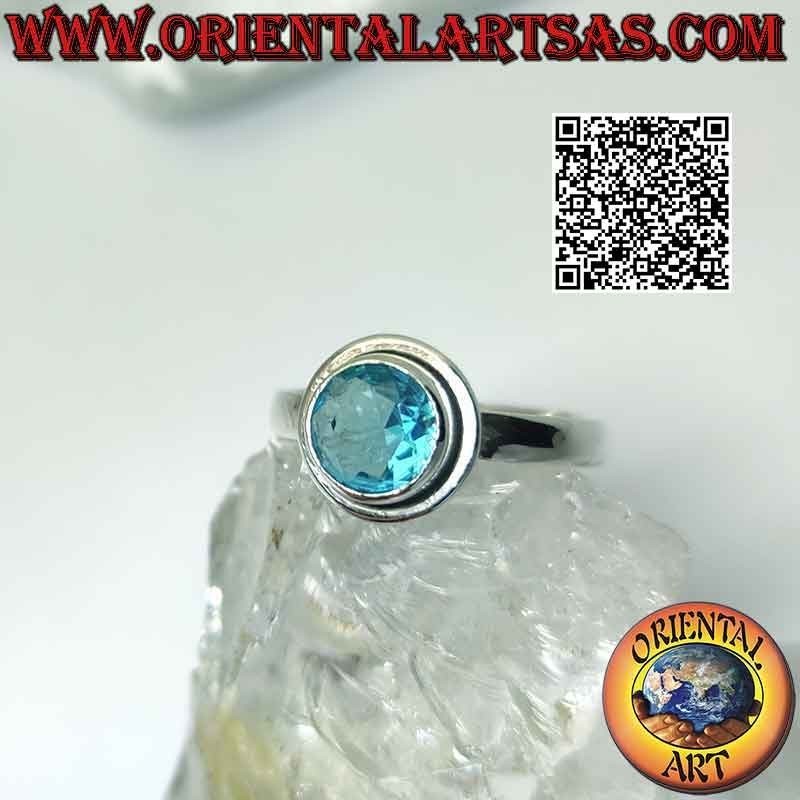 Silberring mit erhabenem facettiertem rundem Topas und Rand