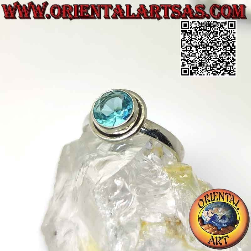Anello in argento con topazio tondo sfaccettato rialzato e bordo